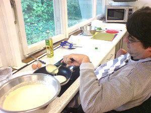 Foto: Pierre bei der Zubereitung von Crêpes