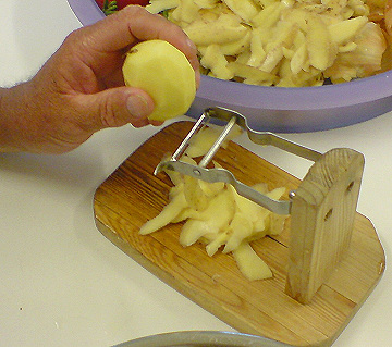 Foto von einem Gemüse- / Kartoffelschäler, montiert auf einem kleinen Gestell